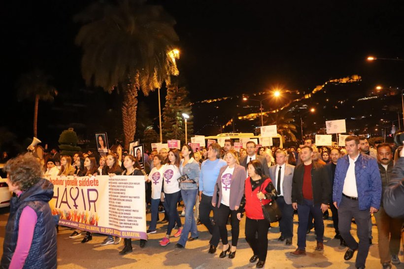 Alanya sokakları 'Kadına şiddete hayır' sloganlarıyla inledi