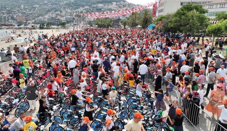Alanya Belediyesi 3 bin bisikleti karne hediyesi olarak dağıttı