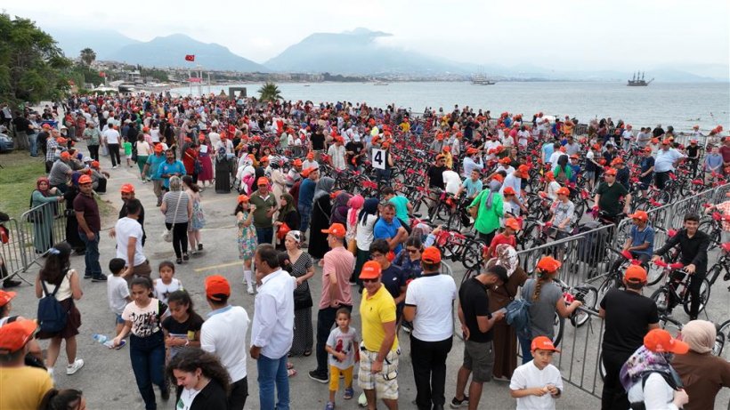 Alanya Belediyesi 3 bin bisikleti karne hediyesi olarak dağıttı