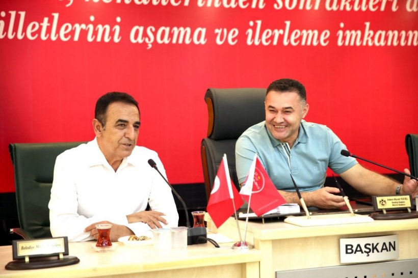 Alanya Belediye Başkanı Yücel, MHP'nin yeni yönetimini ağırladı