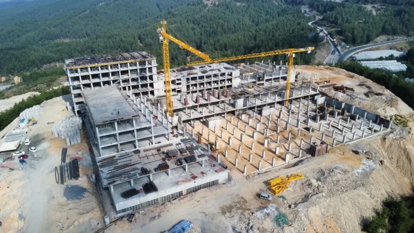 AKP İlçe Teşkilatı Alanya Yeni Devlet Hastanesi inşaatını gezdi