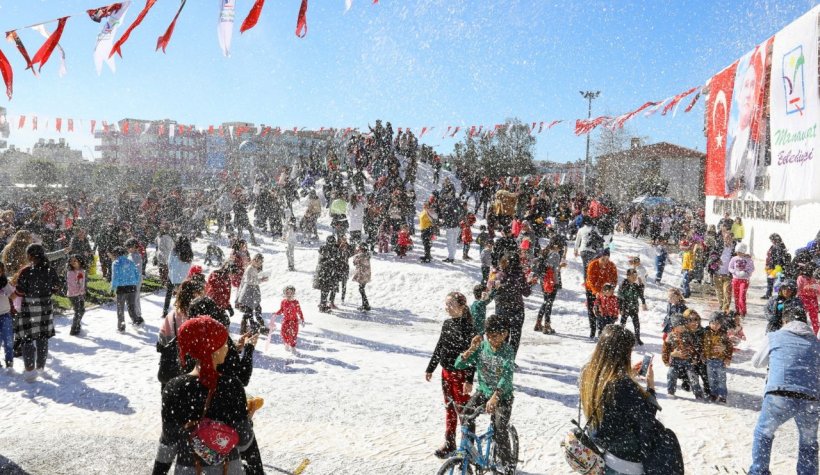 Manavgat Belediyesi ikinci kez çocuklara kar keyfini yaşattı