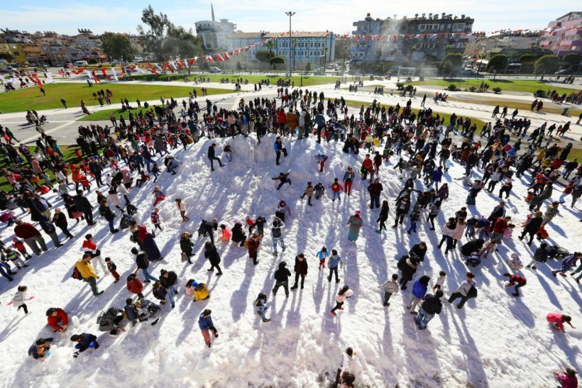 Manavgat Belediyesi ikinci kez çocuklara kar keyfini yaşattı