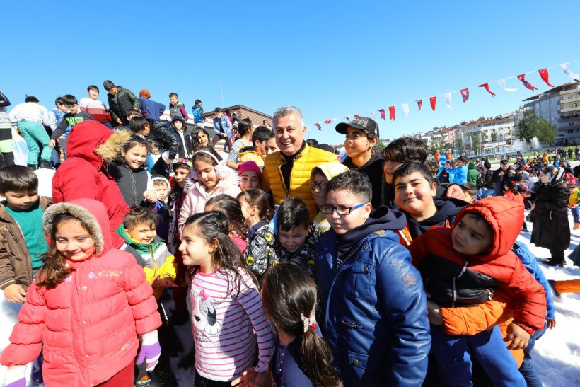 Manavgat Belediyesi ikinci kez çocuklara kar keyfini yaşattı