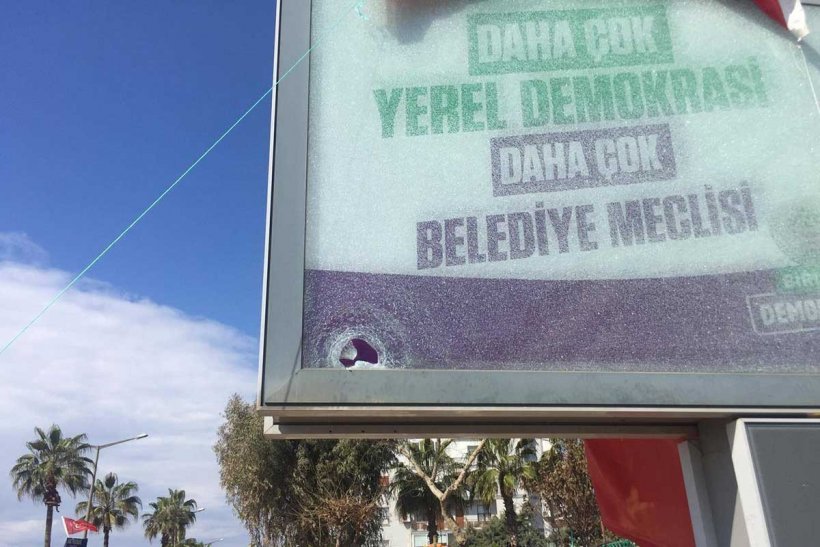 Alanya'da HDP'den yine aynı nifak taktiği!  Seçim Panosu Taşlanıp Türk Bayrağı ile Kapatıldı!