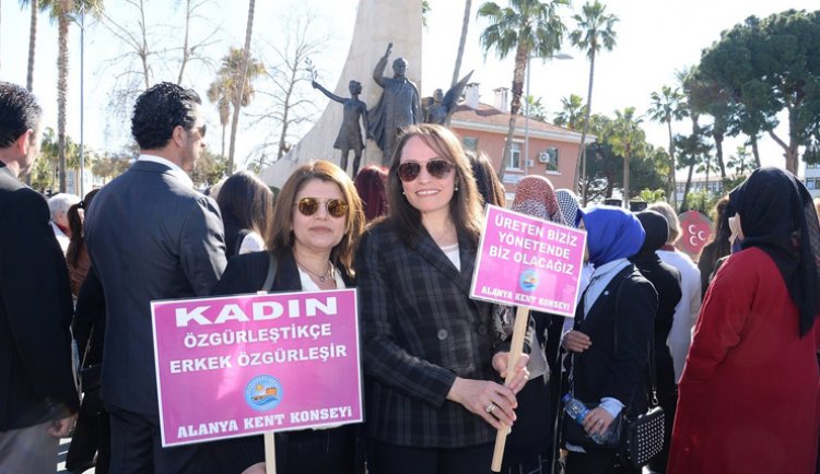 Alanya'da Kadınlar Günü Kutlamaları, Atatürk Anıtı önünde başladı