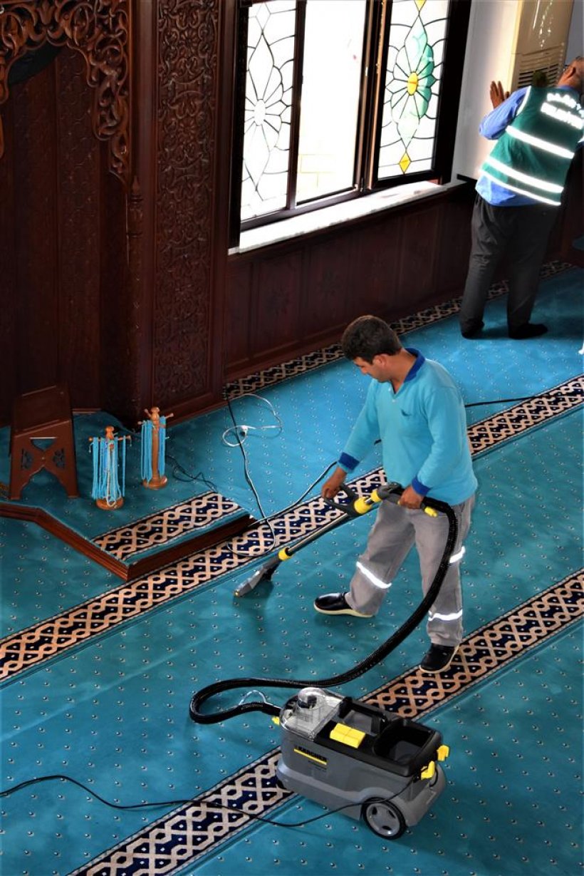 Alanya Belediyesi Cami Temizlik Ekibi Çalışıyor