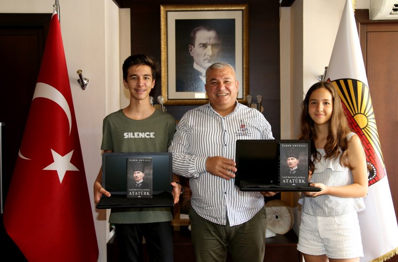 Şahin'den Türkiye Birincisi Alanyalı Öğrencilere 'Atatürk' ve Laptop jesti