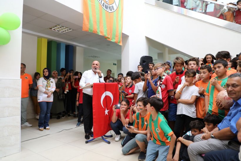Fatih Sultan Mehmet Ortaokulu'nda Alanyaspor coşkusu