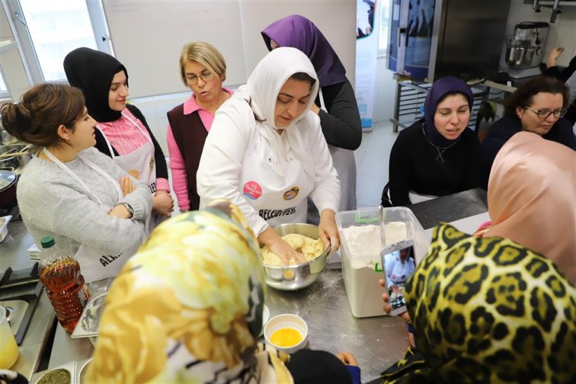 Alanya'da Yöresel Yemekler Atölyesi'ne yoğun ilgi