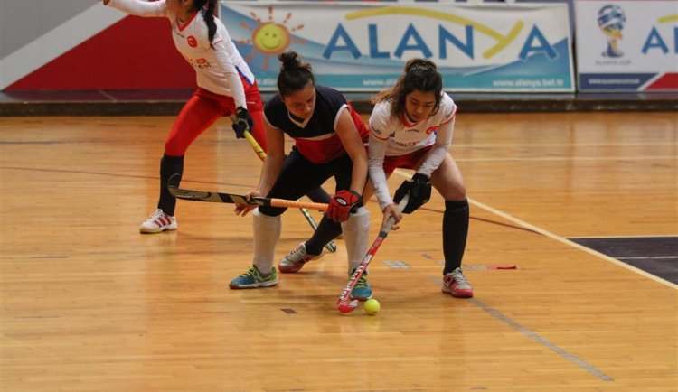 Kadınlar Hokey Salon Müsabakaları Atatürk Spor Salonu'nda başladı