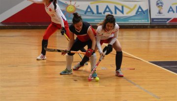 Kadınlar Hokey Salon Müsabakaları Atatürk Spor Salonu'nda başladı