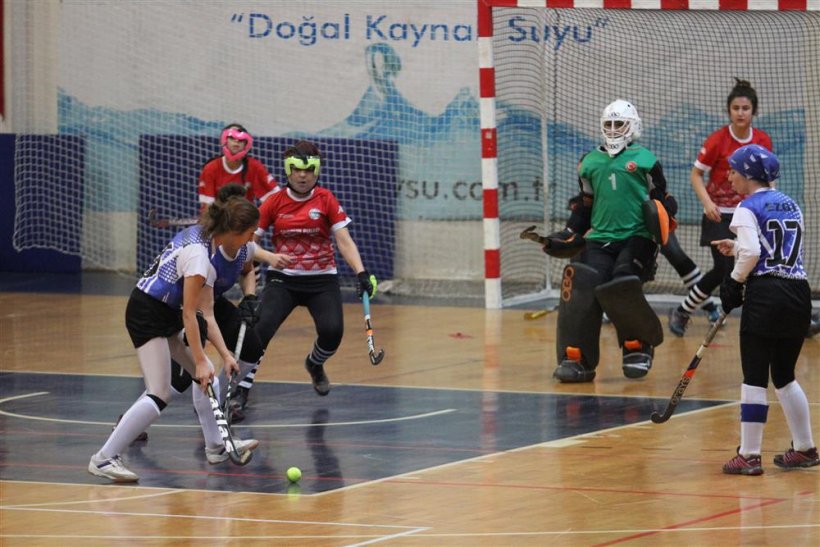 Kadınlar Hokey Salon Müsabakaları Atatürk Spor Salonu'nda başladı