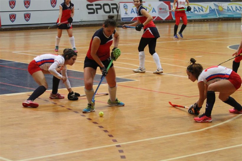 Kadınlar Hokey Salon Müsabakaları Atatürk Spor Salonu'nda başladı