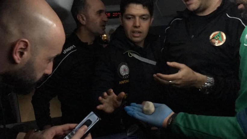 Alanyaspor takım otobüsüne Antalya'da taşlı saldırı