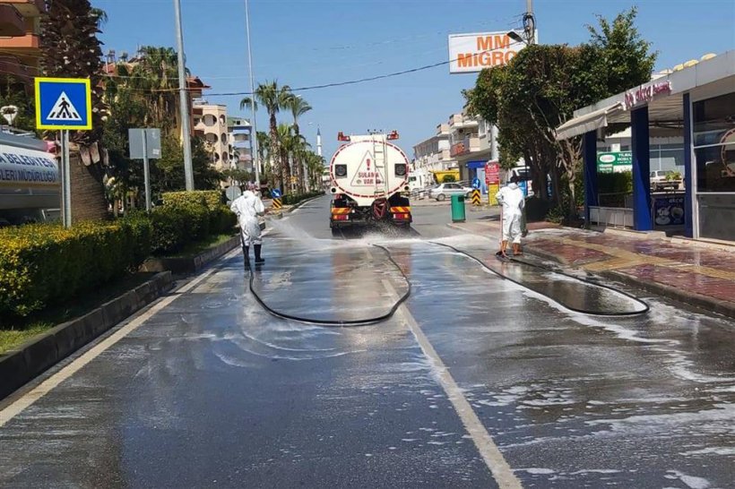 Alanya Belediyesi Hafta sonu dezenfekte çalışması yaptı
