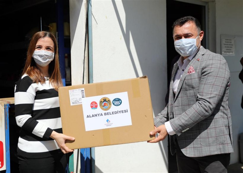 Çin'den Alanya'ya 10 bin ateş ölçer ve maske jesti