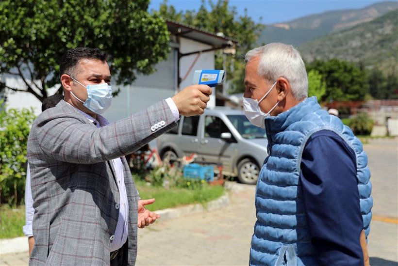 Çin'den Alanya'ya 10 bin ateş ölçer ve maske jesti
