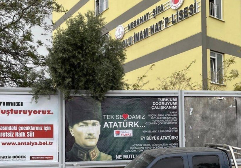 Alanya'da Atatürk ve Andımız Afişine Çirkin saldırı
