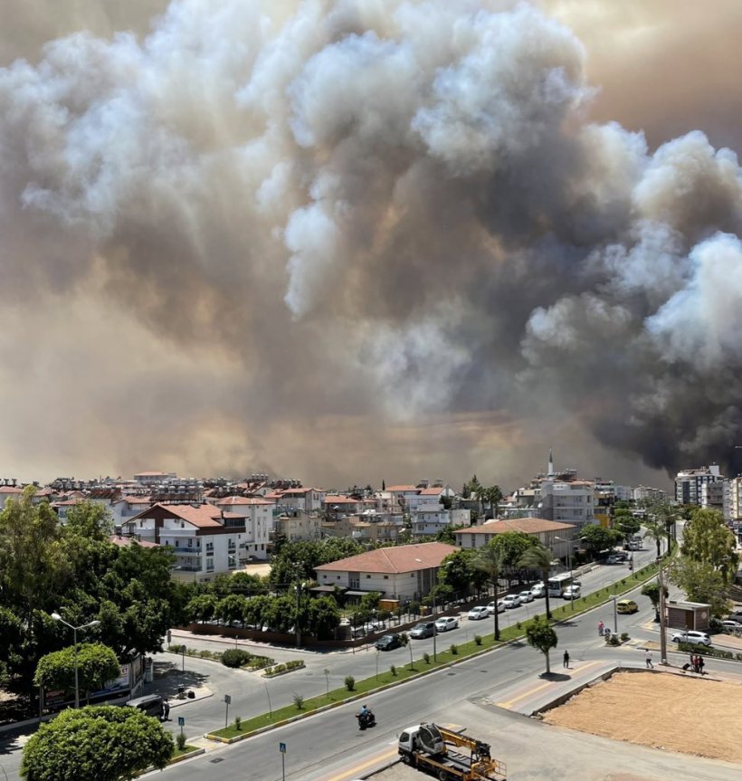 Manavgat'ta Yangın Büyüyor: Koca Şehir Yanıyor