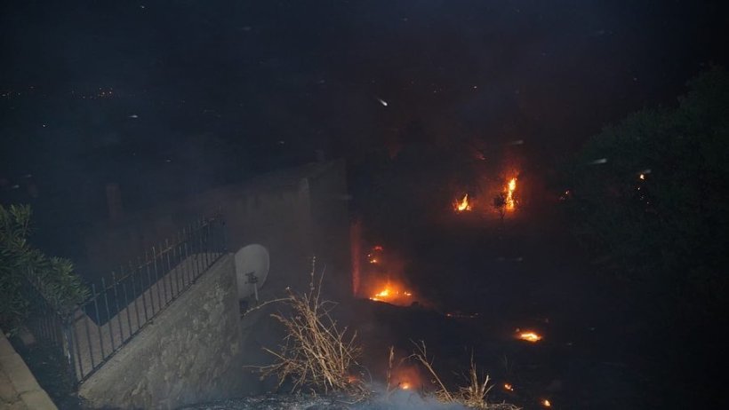 Çeşme'de büyük yangın: Başkan alevlerin arasından yardım istedi