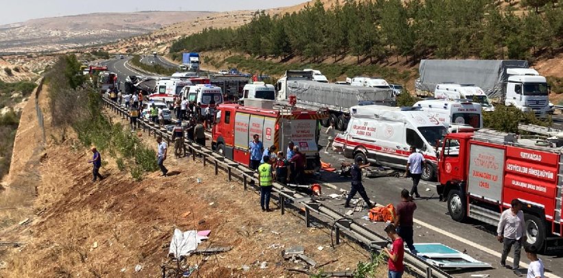 Gaziantep'te meydana gelen kazada 15 kişi yaşamını yitirdi, 22 kişi yaralandı