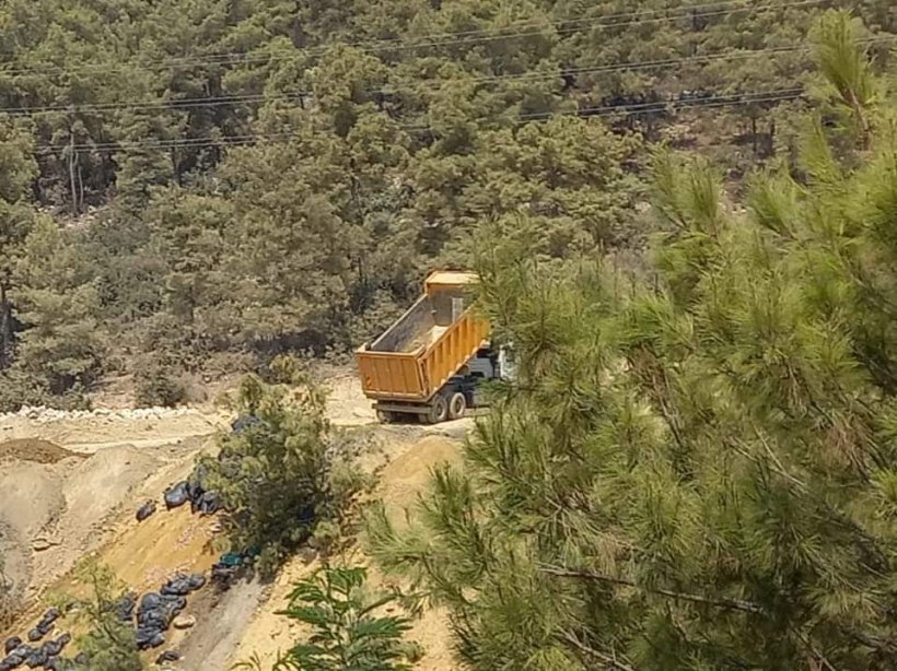 Alanya'da ormanlık alana kamyonlarla çöp ve atık döktüler