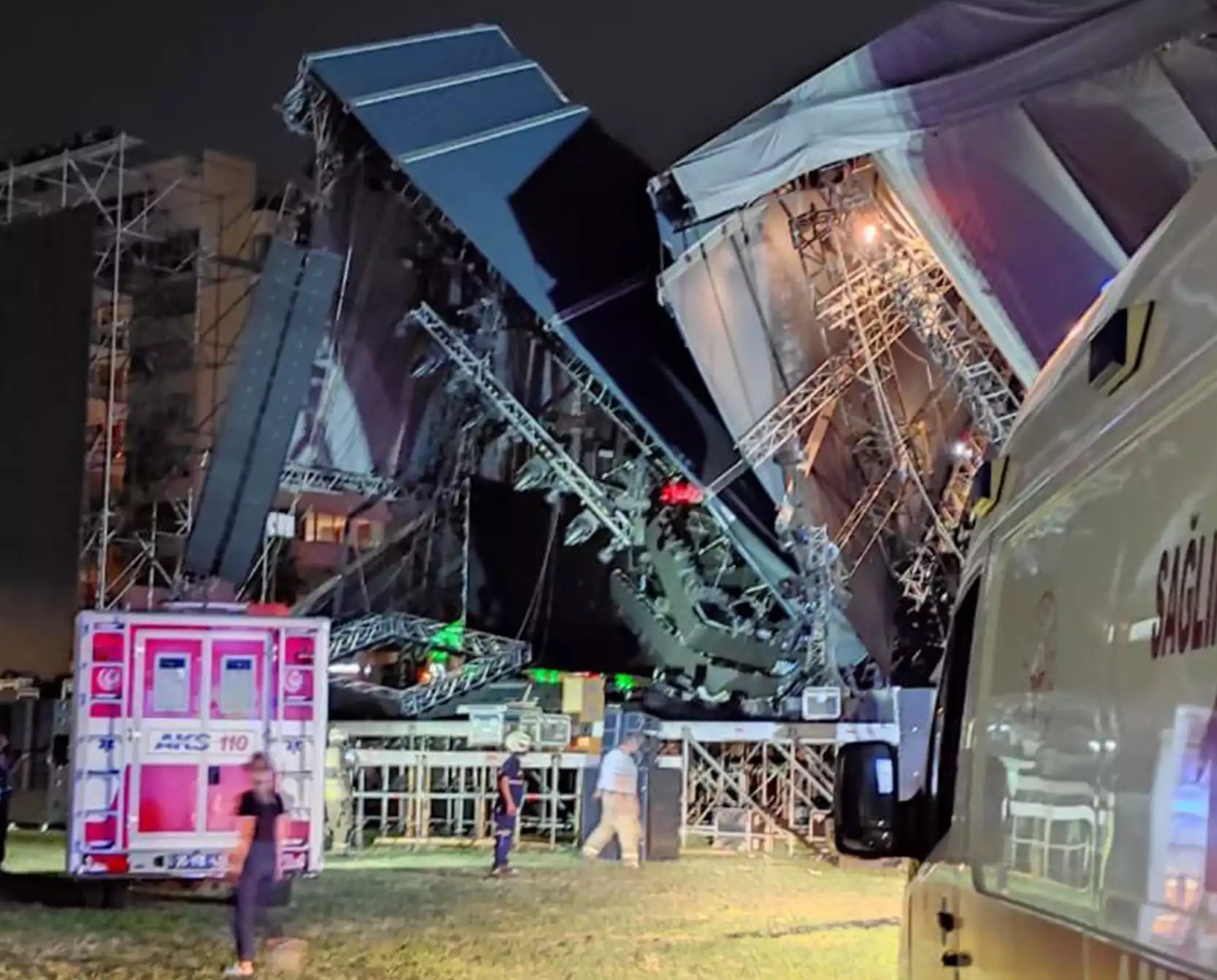 SON DAKİKA: İzmir'de Tarkan'ın dev sahnesi çöktü