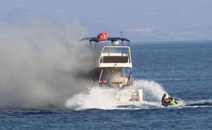 Alanya'da lüks yat kül oldu