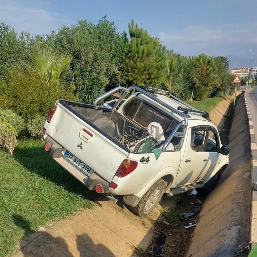 Son dakika: Alanya'da hasta taşıyan ambulans takla attı