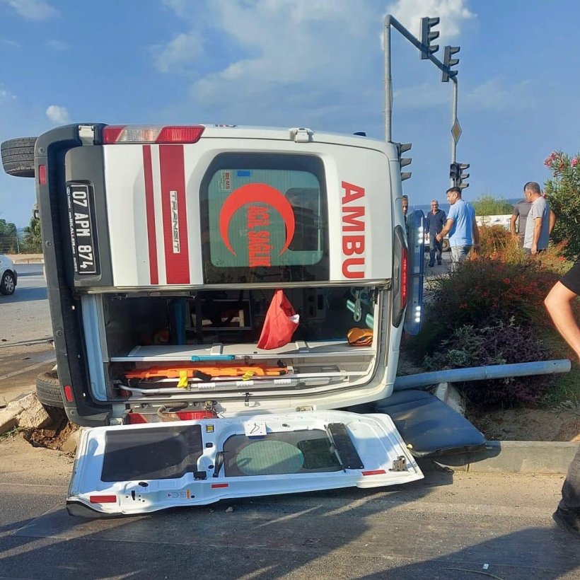 Son dakika: Alanya'da hasta taşıyan ambulans takla attı