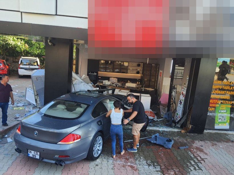 Son dakika: Oba'da feci kaza: Araç yayalara çarparak bir işyerine girdi