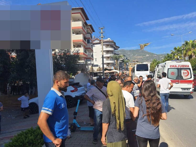 Son dakika: Oba'da feci kaza: Araç yayalara çarparak bir işyerine girdi