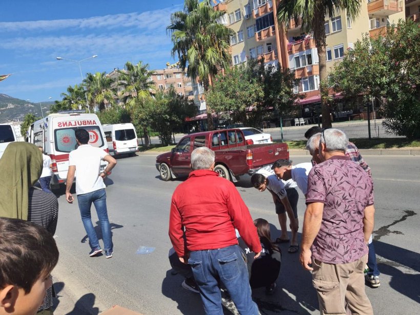 Son dakika: Oba'da feci kaza: Araç yayalara çarparak bir işyerine girdi