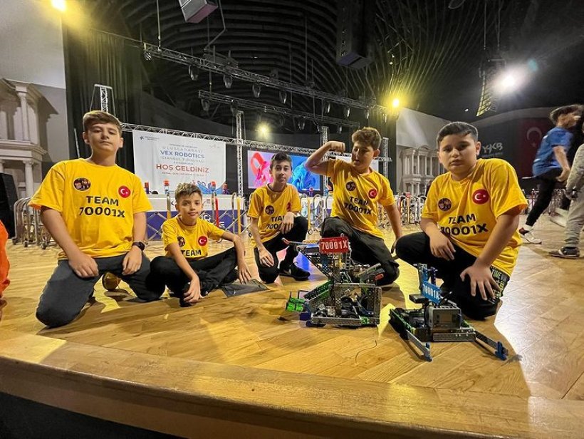 Alanyalı Robotik'ten dünyanın en büyük robotik kodlama yarışmasına damga