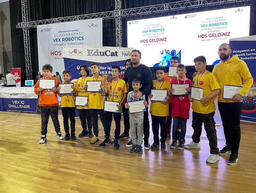 Alanyalı Robotik'ten dünyanın en büyük robotik kodlama yarışmasına damga