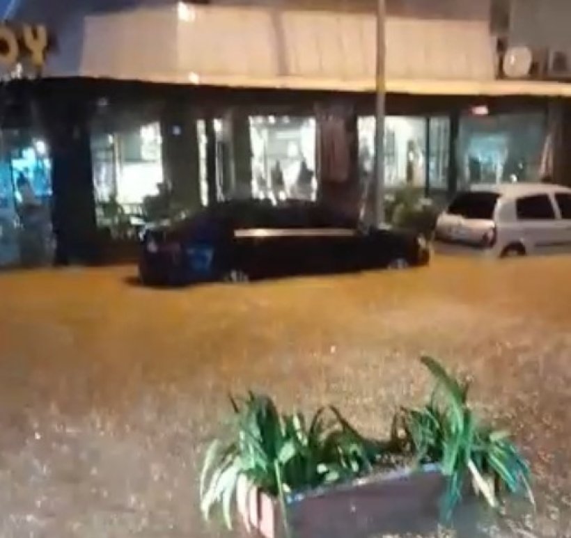 Alanya'da cadde ve sokaklar su altında kaldı