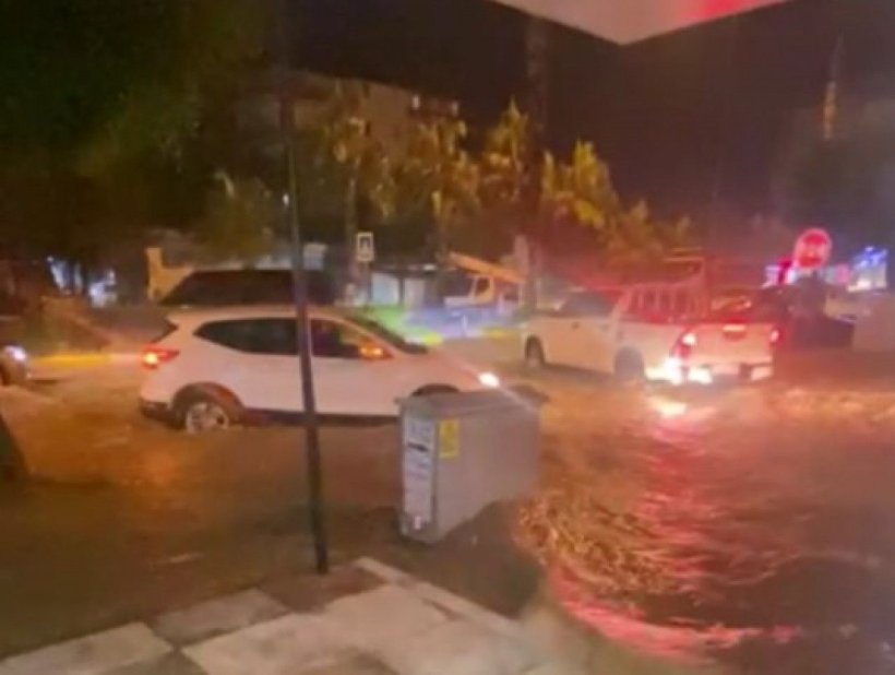 Alanya'da cadde ve sokaklar su altında kaldı