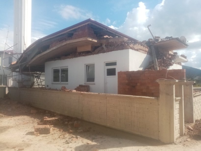 Skandal! Alanya'da cami lojmanı rüzgarda çöktü!