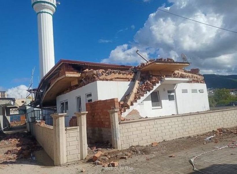 Skandal! Alanya'da cami lojmanı rüzgarda çöktü!