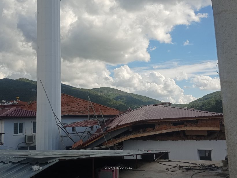 Skandal! Alanya'da cami lojmanı rüzgarda çöktü!