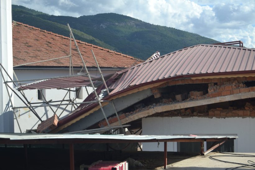 Skandal! Alanya'da cami lojmanı rüzgarda çöktü!