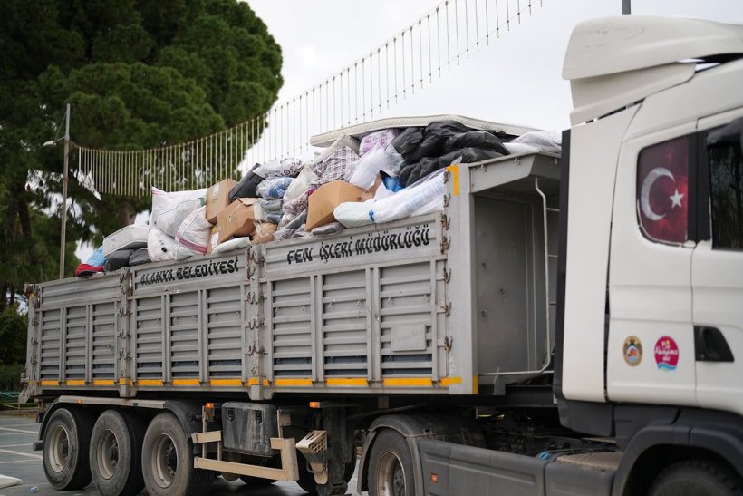 Alanya Belediyesi yardım konvoyu deprem b&ouml;lgesine doğru yola &ccedil;ıktı