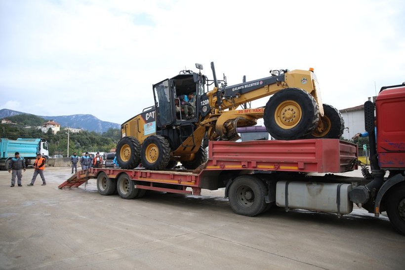 Alanya Belediyesi yardım konvoyu deprem b&ouml;lgesine doğru yola &ccedil;ıktı