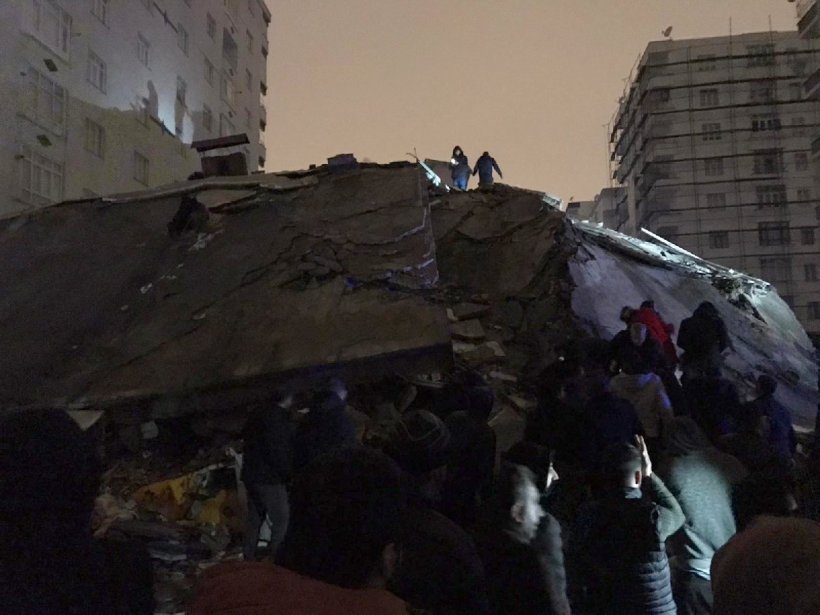 Türkiye depremle yıkıldı!  284 can kaybı, 2 bin 323 yaralı açıklandı