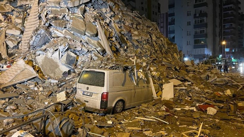 Türkiye depremle yıkıldı!  284 can kaybı, 2 bin 323 yaralı açıklandı