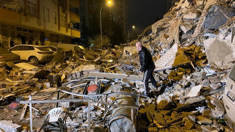 Türkiye depremle yıkıldı! 284 can kaybı, 2 bin 323 yaralı açıklandı
