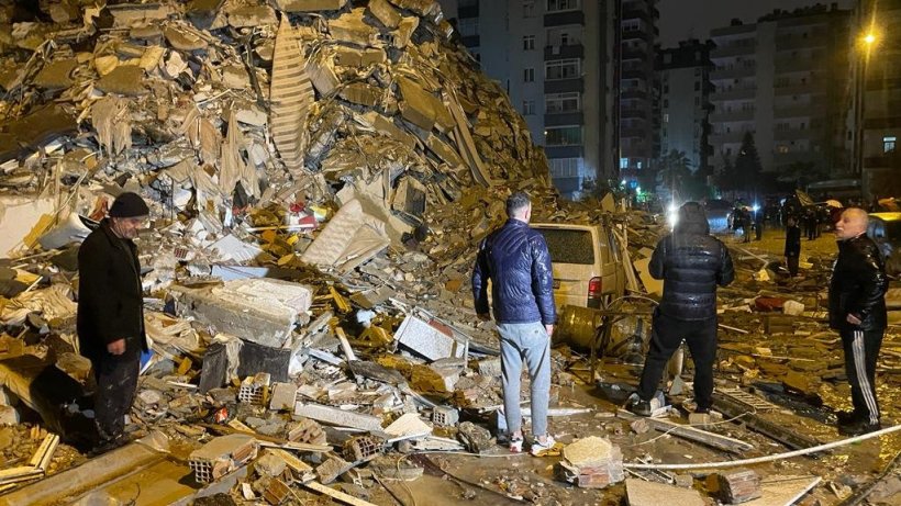 Türkiye depremle yıkıldı! 284 can kaybı, 2 bin 323 yaralı açıklandı