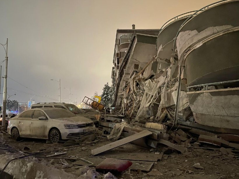 Türkiye depremle yıkıldı! 284 can kaybı, 2 bin 323 yaralı açıklandı