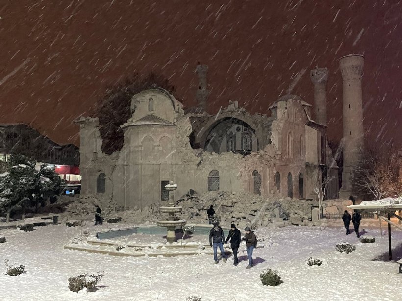 Türkiye depremle yıkıldı! 284 can kaybı, 2 bin 323 yaralı açıklandı